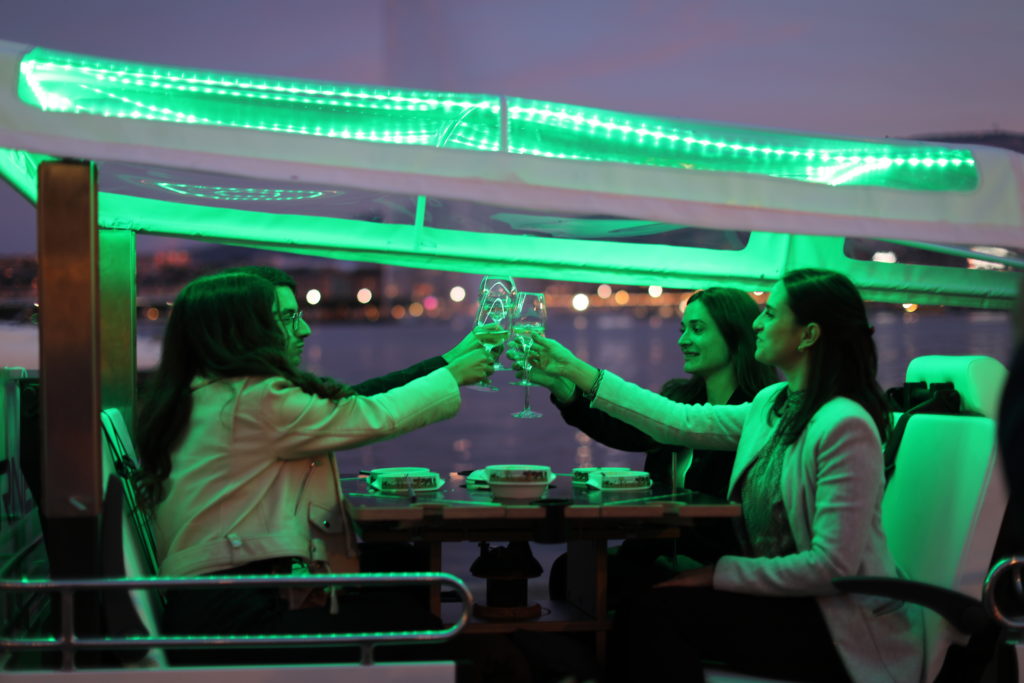 Dégustation de vins et des spécialités suisses en TukTuk devant le Jet d'eau de Genève. 