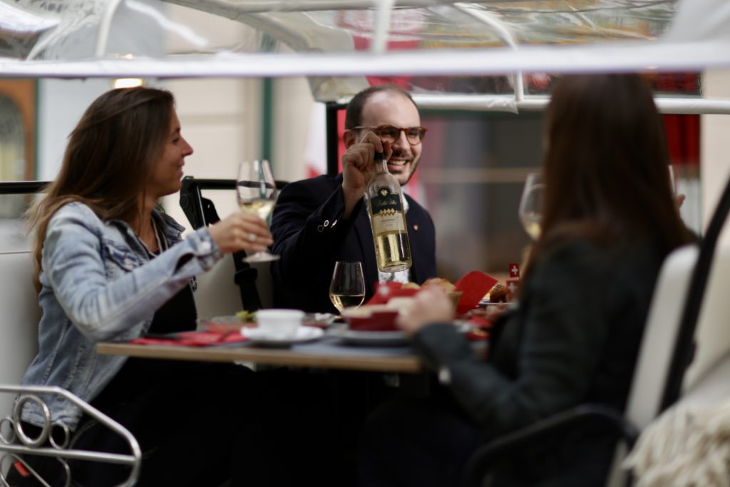 Dégustation des plats de l'Auberge de Savièse en famille, entre amis ou encore pour un business lunch avec TukTuk.