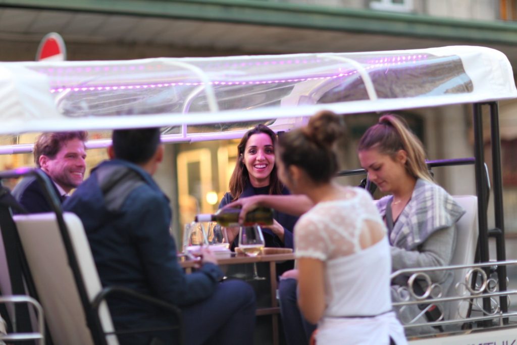 Sortie en TukTuk entres collègues, manger à Genève.
